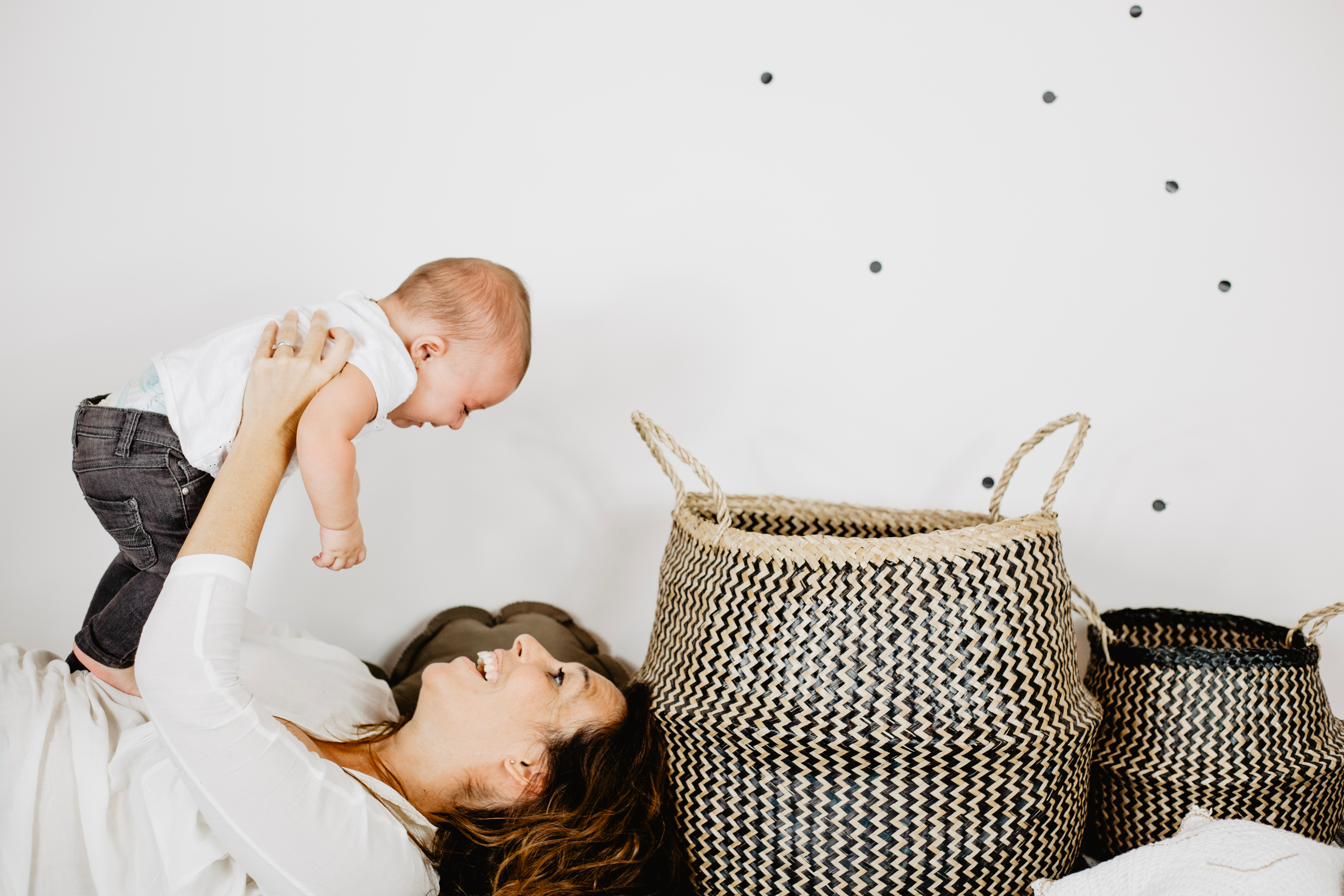 Mãe brincando com bebê